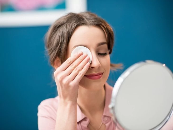 Hal Buruk yang Terjadi Jika Lupa Hapus Make up Sebelum Tidur - 0