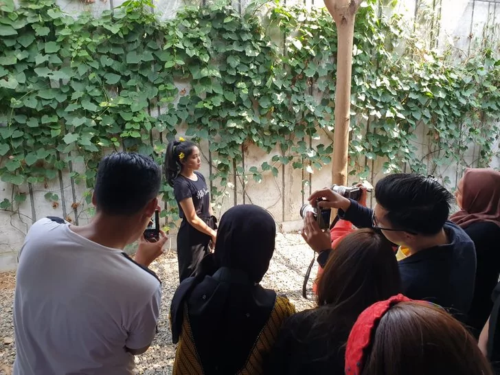 Nicky Gunawan memotret model dari Hello Beauty