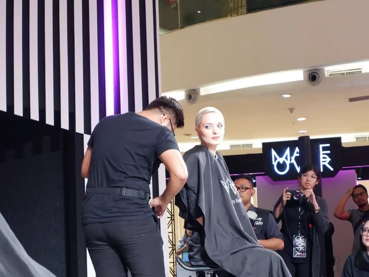 MUA terpilih dalam Make Over MUA Hunt merias modelnya