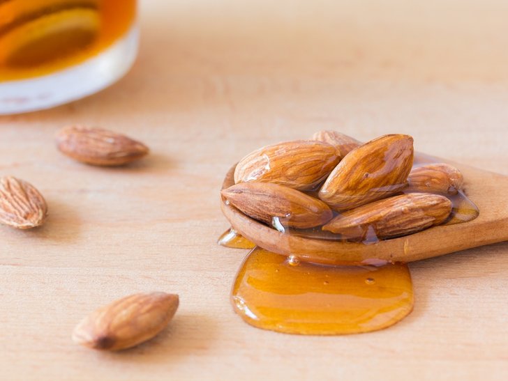 Cara Menghilangkan Minyak di Wajah - Masker almond + madu