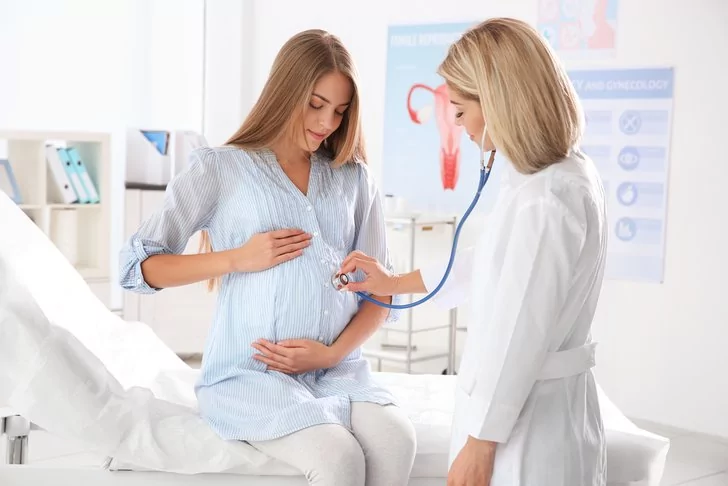 Dokter perempuan memeriksa pasien