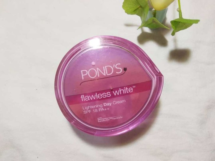 Krim Pemutih Wajah - Pond’s Flawless White Lightening Day Cream