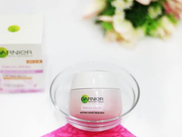 Kegunaan Garnier Sakura White Serum Day Cream SPF 21 PA+++
