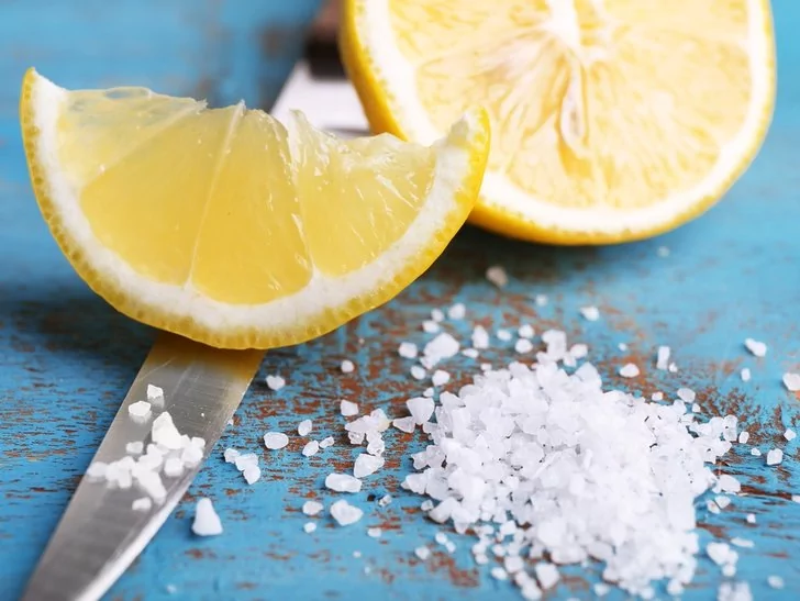 Cara Memutihkan Kulit Leher dengan Bahan Alami - Dengan lemon + garam