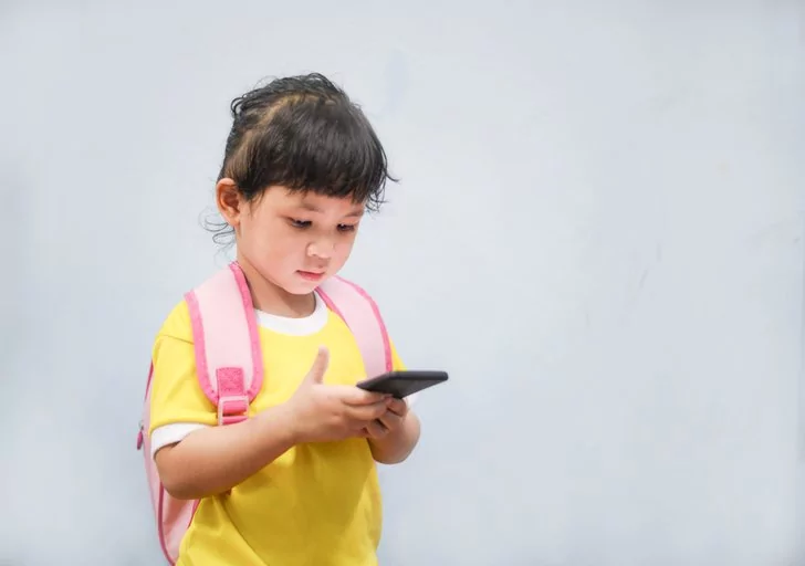 Anak-anak bermain smartphone