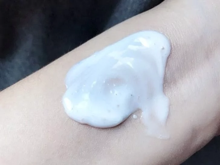 Tekstur Innisfree Jeju Volcanic Pore Cleansing Foam