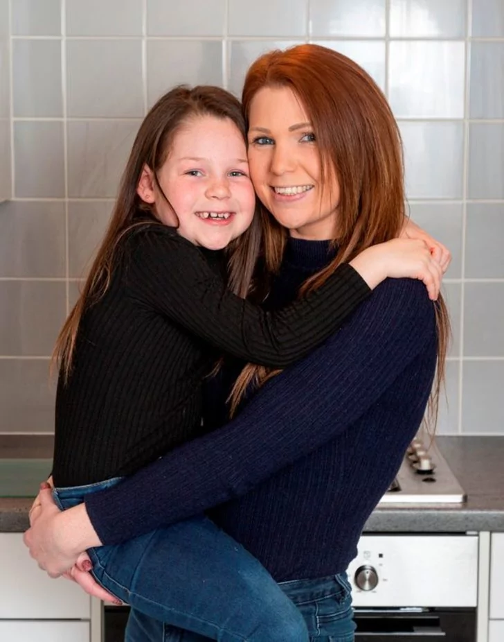 Jessica dan Becky (mirror.co.uk)