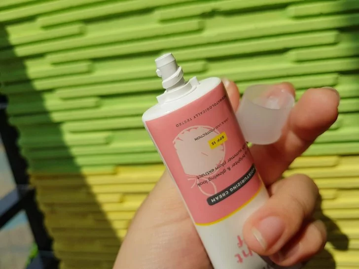Packaging Emina Bright Stuff Moisturizing Cream