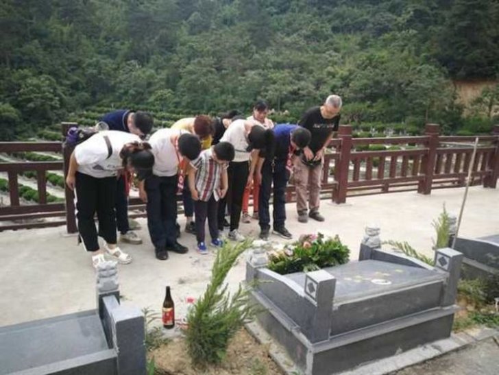 Makam sang istri (worldofbuzz)