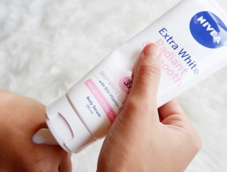 Nivea Extra White Radiant & Smooth Body Serum - Tekstur