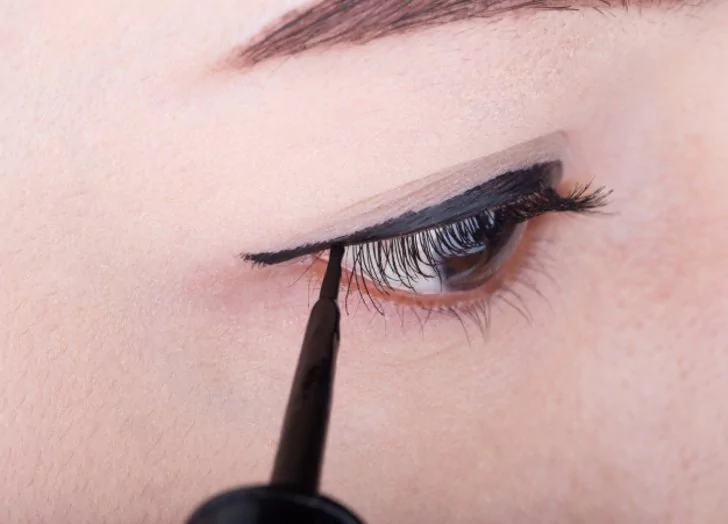 Tips Membuat Mata Sipit Menjadi Terlihat Lebih Besar - Gunakan Eyeliner