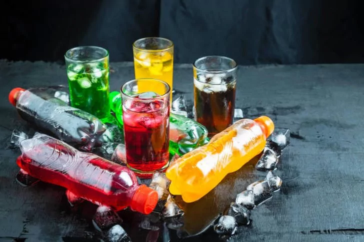 Kurangi minuman manis untuk mengurangi perut buncit